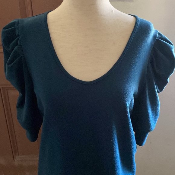 Ruffles🌬️🌫️🪽On Edges Top - Picture 3 of 17